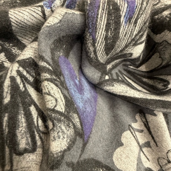 Nordstrom 80" x 27" Large Oblong Scarf Cashmere Graphic Floral Print Fringe - Picture 9 of 9